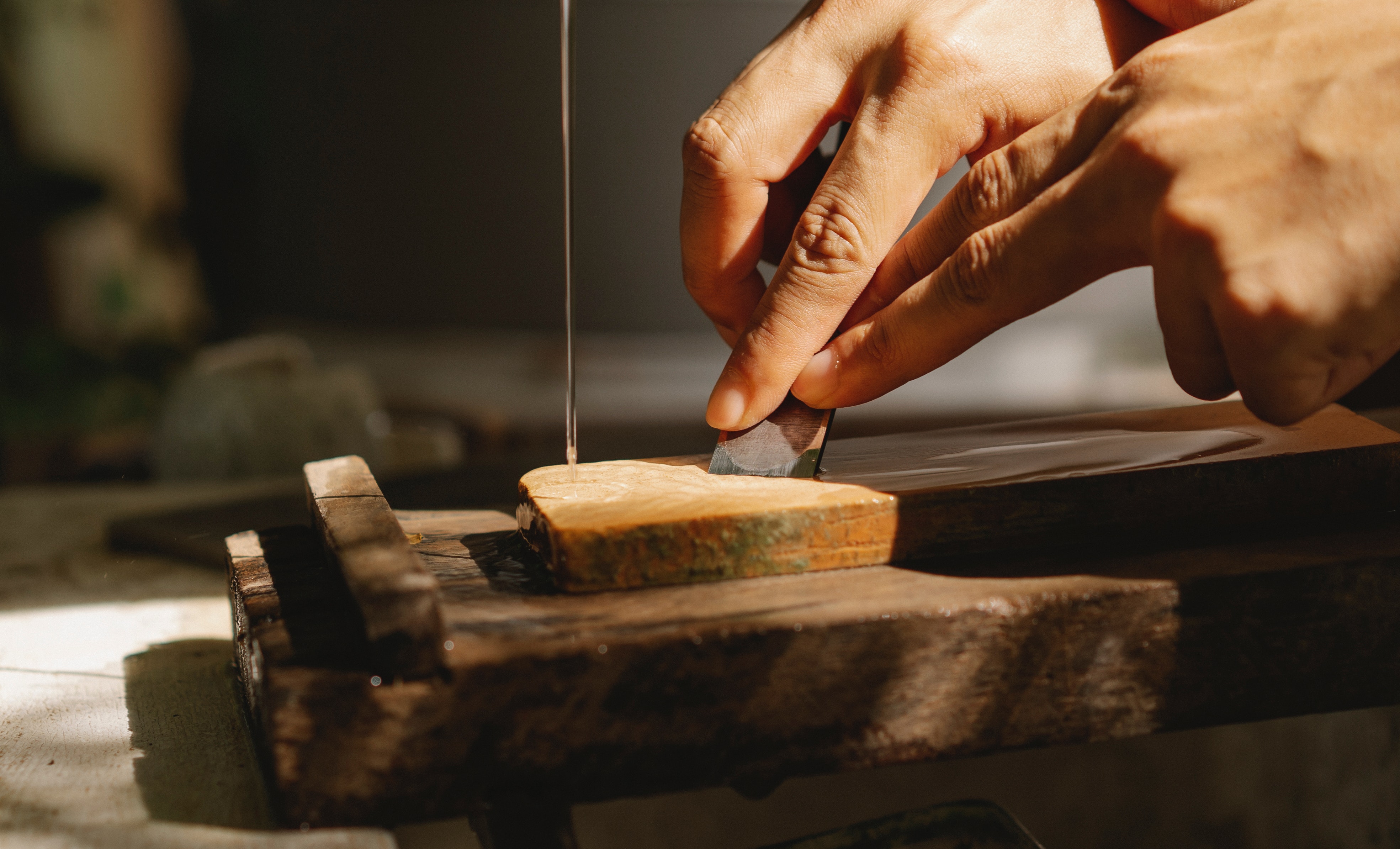 Sfondo Attrezzi per scolpire il legno: strumenti e utensili professionali